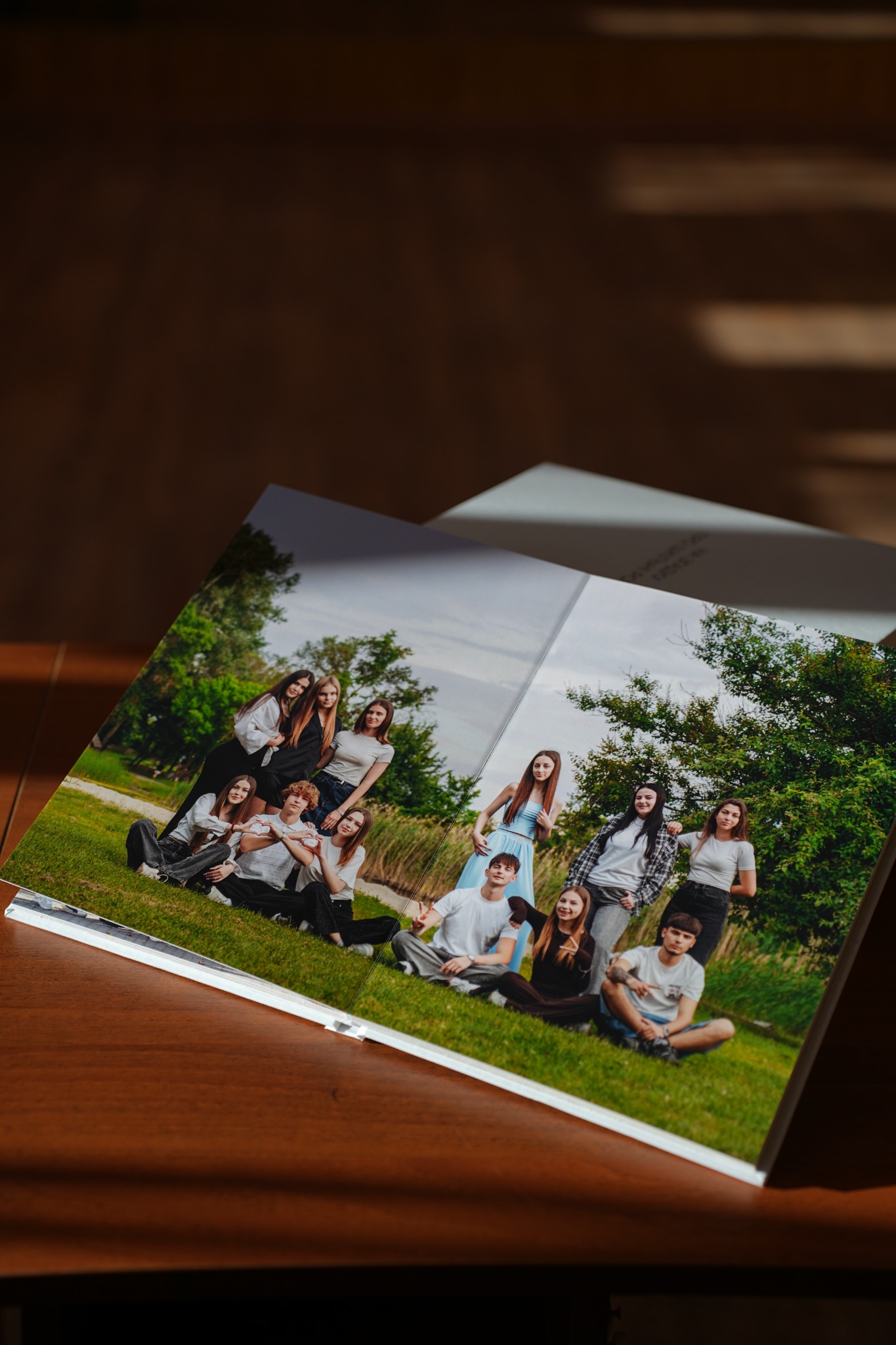 Відкритий випускний альбом з груповими фотографіями класу